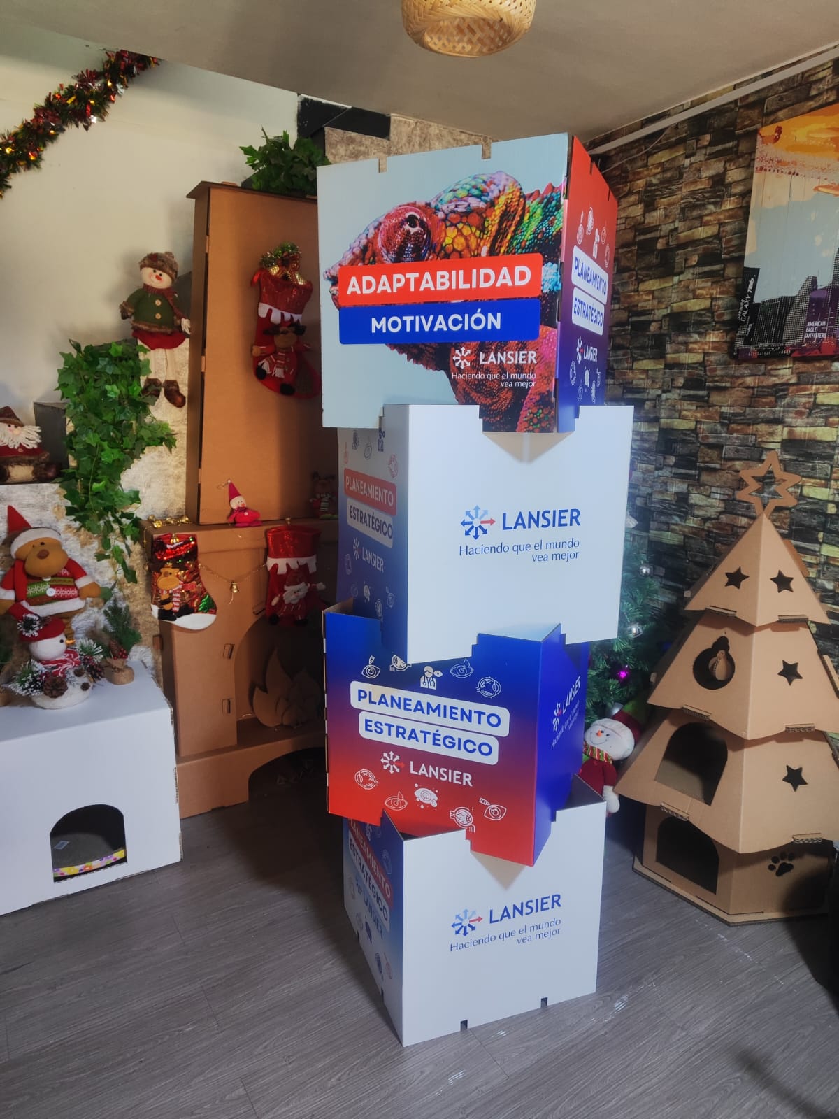 Totem Publicitario en Forma de Cubos