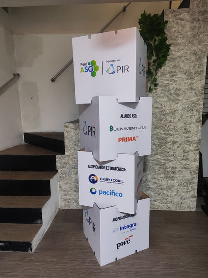 Totem Publicitario en Forma de Cubos